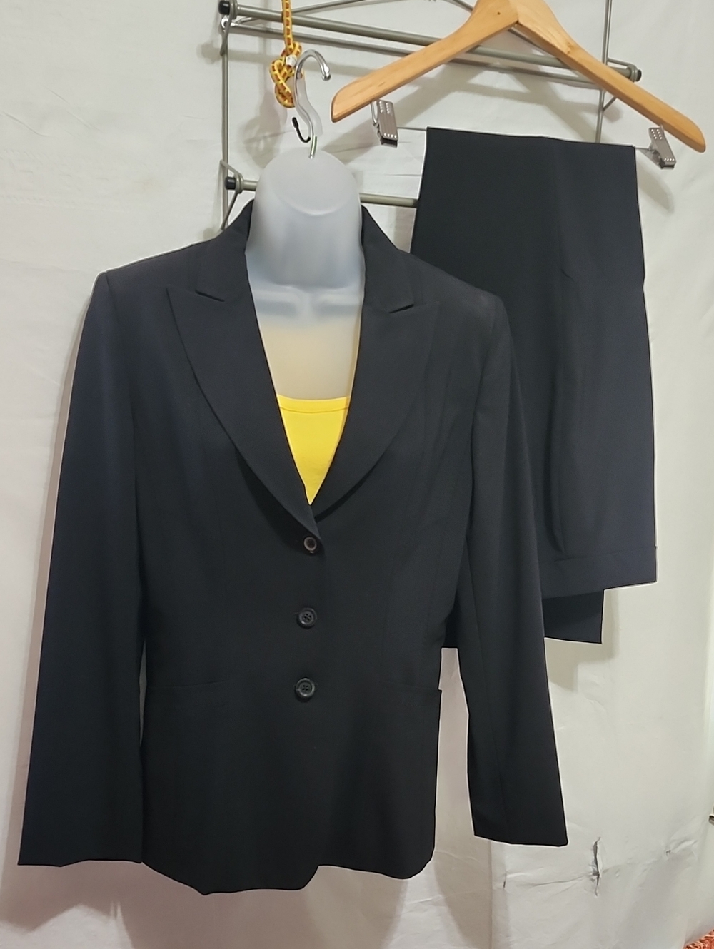 EUC Sz8, Elie Tahari Black Women's 3-Button Blazer Pants suit.